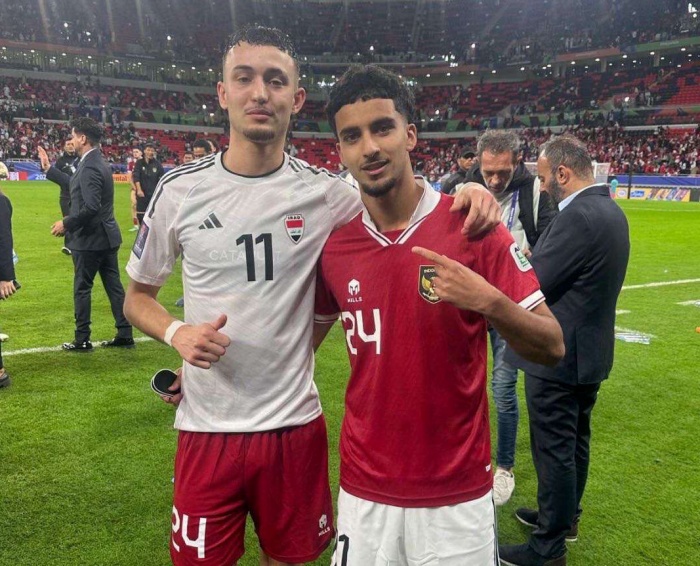 TUKAR JERSEY: Ivar Jenner (kiri) melakukan pertukaran jersey dengan pemain Irak, Zidane Iqbal. (Twitter (X)/fcutrecht) - Image