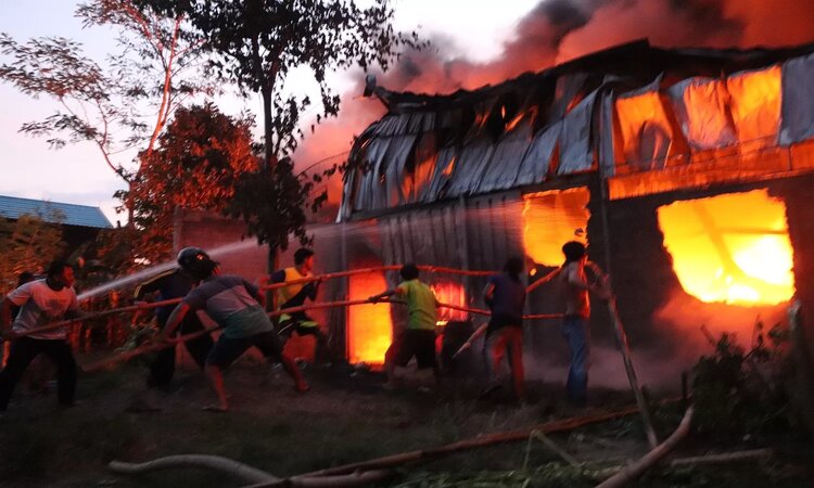 Warga berusaha memadamkan api yang melalap gudang perkakas rumah tangga milik Ali di Kecamatan Sumbergempol, Tulungagung (foto: Yoga Dany Damara/Radar Tulungagung) - Image