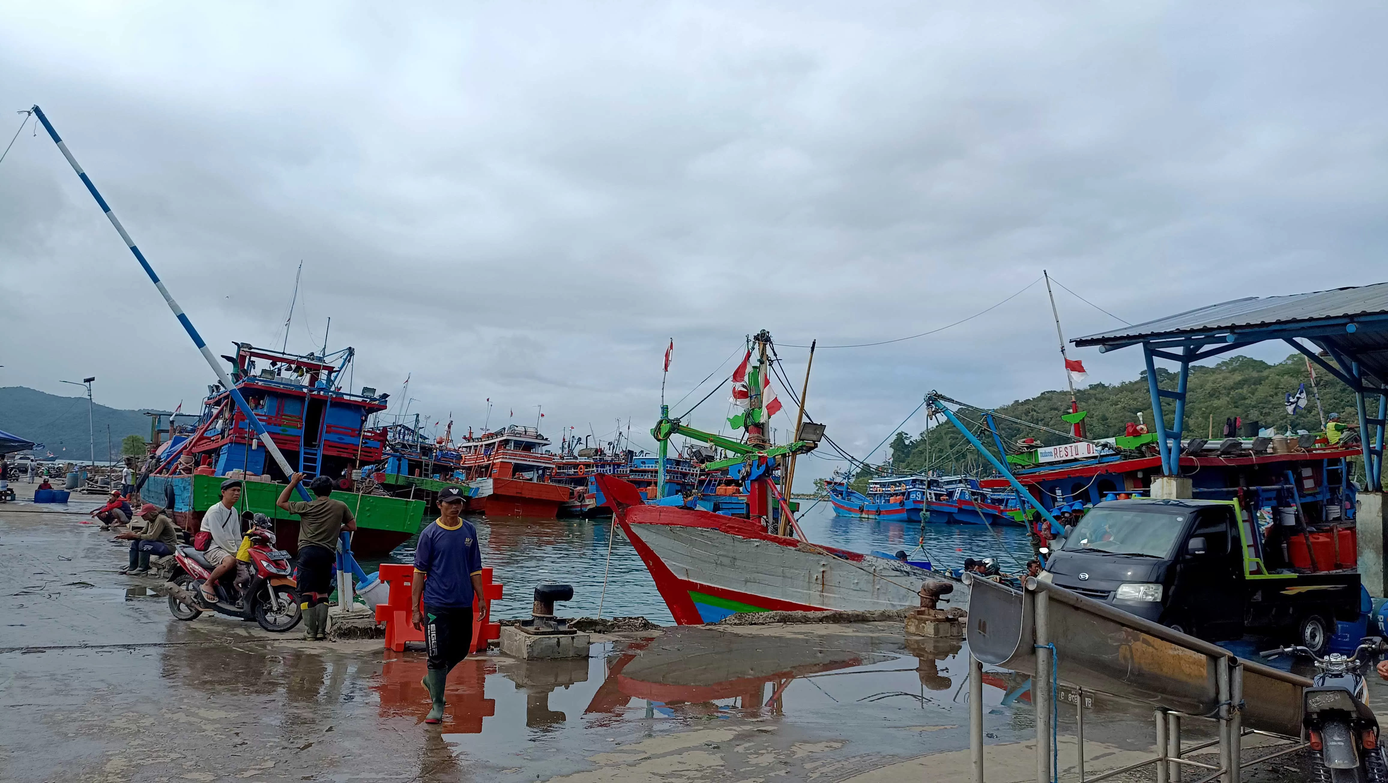 Kapal nelayan penangkap ikan sedang bersandar di Pelabuhan Tamperan Pacitan. (Nur Cahyono/Radar Pacitan) - Image