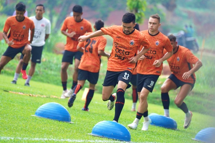 GENJOT STAMINA: Pemain Persija Jakarta terus melakukan pemantapan stamina hingga kemampuan sebelum menghadapi Borneo FC dalam lanjutan Liga 1 musim ini. (Badan Liga Indonesia) - Image