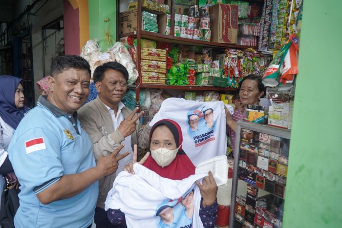 TKD Jawa Timur dan Relawan Sedulur Khofifah membagikan 500 kaus dan nasi kotak. - Image