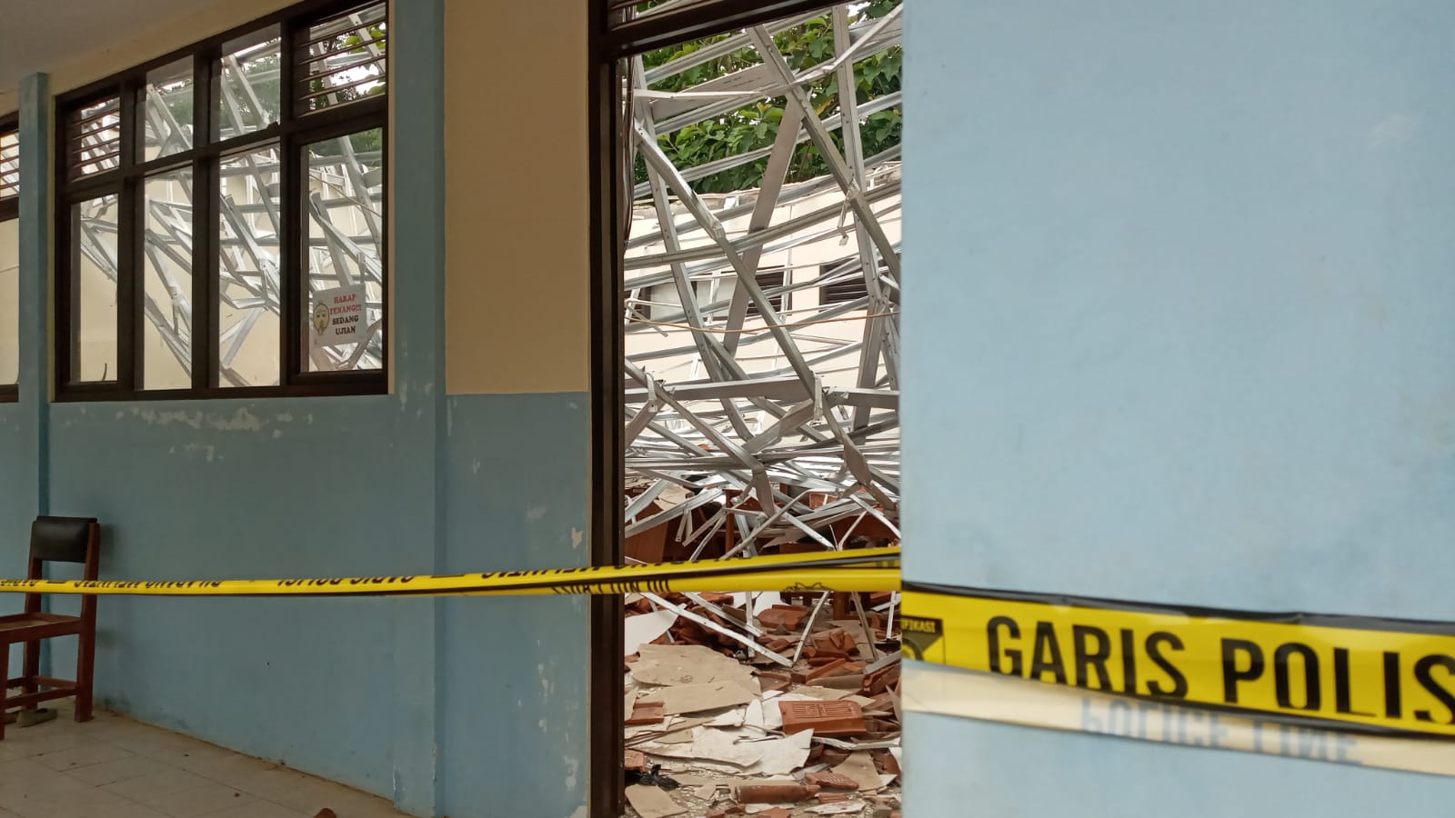 Atap SMPN 2 Greged, Desa Sindang Kempeng, Kecamatan Greged, Kabupaten Cirebon ambruk. (Istimewa) - Image
