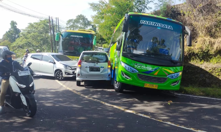 Kondisi bus pariwisata yang mengalami kecelakaan di Jalan Raya Denpasar-Singaraja tepatnya di Banjar Taman Tanda, Desa Batunya, Baturiti, Tabanan, Bali. (Radar Bali) - Image