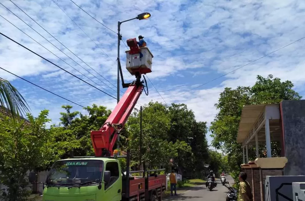 Pemasangan PJU menjadi program prioritas pembangunan Surabaya. (Sumber: radar Surabaya) - Image