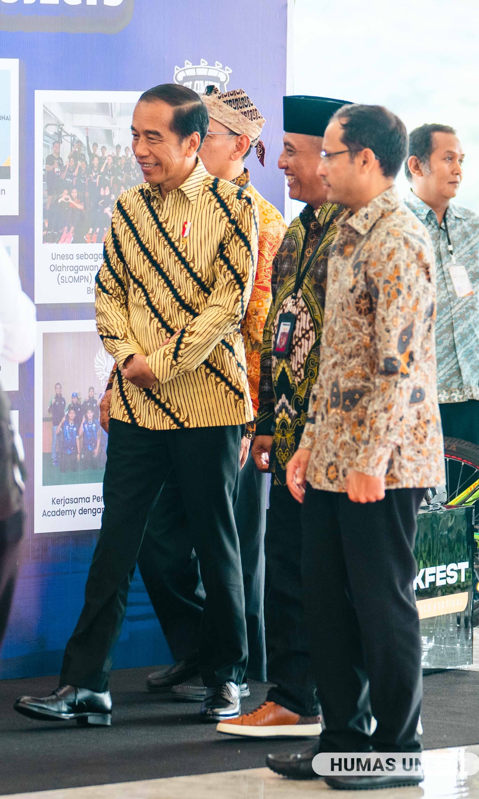 Presiden RI Joko Widodo dan Mendikbudristek Nadiem Makarim diterima oleh Rektor Unesa Nurhasan (tengah), di Gedung Graha Unesa Senin 15 Januari 2024.