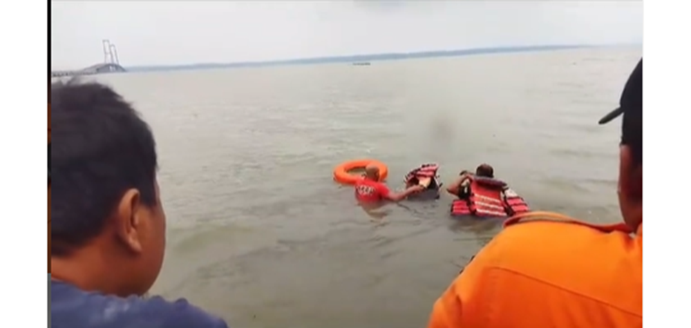 ODGJ yang tercebur di tepi laut (Sumber: Instagram Command center) - Image