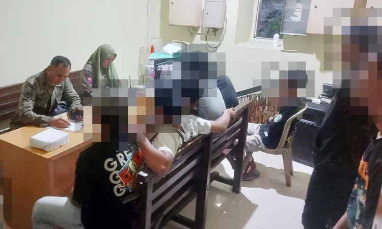 Sejumlah remaja didata di kantor Satpol PP Surabaya. (Radar Surabaya) - Image