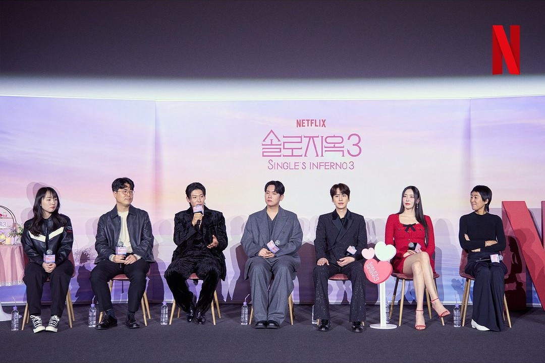 Produser Kim Jae Won dan Kim Jung Hyun dan MC Single’s Inferno 3. Sumber foto: Instagram / @netflixkr - Image