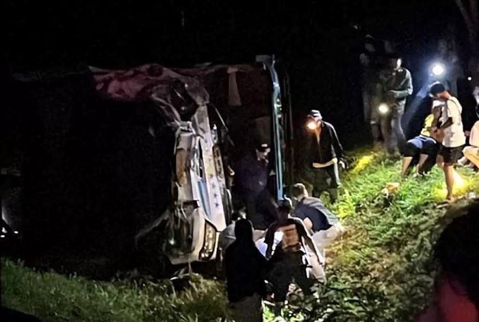 Bus rombongan SMAN 1 Sidoarjo kecelakaan di Tol Ngawi. - Image