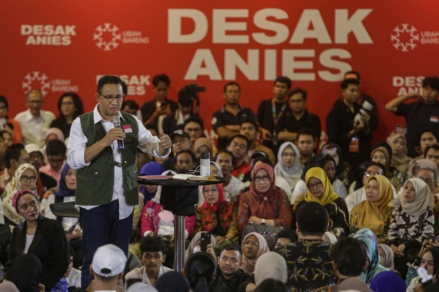 Calon Presiden nomor urut 1 Anies Baswedan menyampaikan paparannya di depan tenaga kesehatan dan aktivis perempuan pada acara Desak Anies di Jakarta, Kamis (18/1/2024). - Image