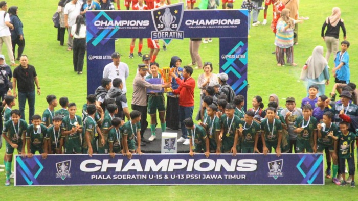 JUARA: Penggawa Persebaya U-13 mengangkat trofi Piala Soeratin zona Jawa Timur di Stadion Jember Sport Garden. (Persebaya) - Image
