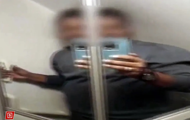 Tangkapan layar penumpang pesawat yang terjebak di toilet. Dia merekam dirinya saat terjebak di dalam toilet pesawat. - Image