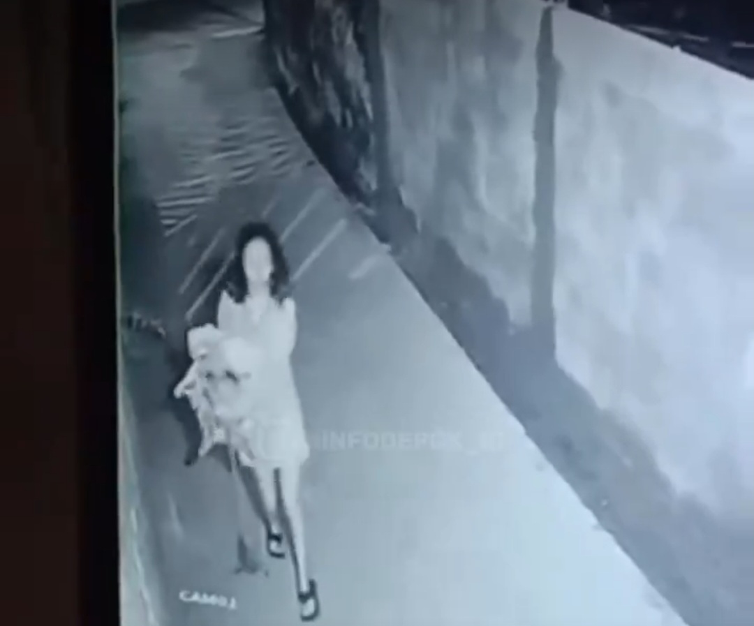 Ilustrasi perempuan muda terekam CCTV membuang bayi ke selokan. - Image