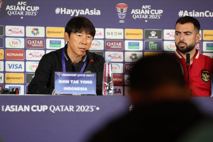 OPTIMISTIS: Shin Tae-yong (kiri) akan berusaha menyiapkan Timnas Indonesia untuk tampil maksimal menghadapi Vietnam dalam laga Grup D Piala Asia 2023. (PSSI) - Image