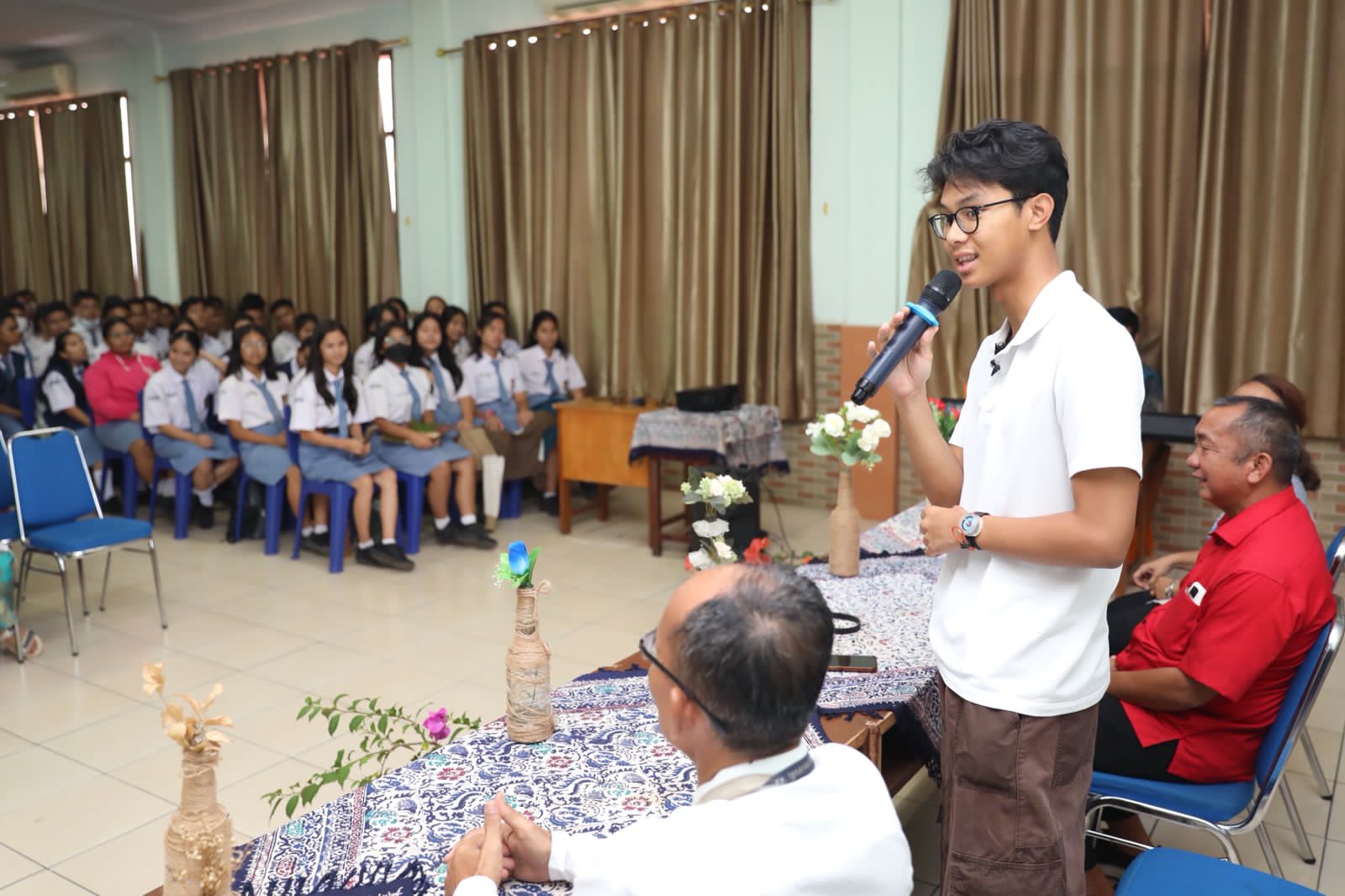 Muhammad Zinedine Alam Ganjar menyampaikan motivasi hingga tips mempersiapkan dunia perkuliahan di SMA ST. Ignasius, Medan Johor, Sumatera Utara, Kamis (18/1). - Image