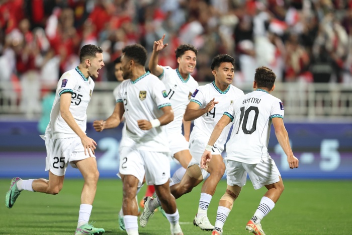 SELEBRASI: Asnawi Mangkualam (dua kanan) dikerumuni rekan-rekannya setelah membobol gawang Vietnam lewat titik putih di babak pertama. (Tim Media PSSI) - Image