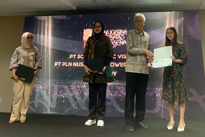 Juri dari ESG Award 2024 Leo Aldianto menyerahkan piagam penghargaan Avirama Nawasena ESG Award 2024 kepada Head of Regulatory and Government Relations eFishery Luciana Dita Chandra Murni. - Image