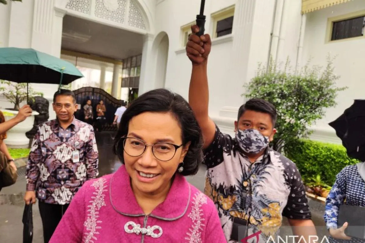 Menteri Keuangan Sri Mulyani usai menghadiri rapat di Istana Kepresidenan Jakarta, Jumat (19/1/2024). Sumber: (ANTARA/Mentari Dwi Gayati) - Image