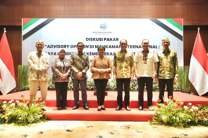 Pertemuan Menlu Retno Marsudi bersama pakar hukum internasional. - Image