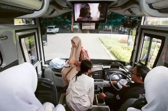 Bus Halokes (sekolah) di Kota Malang tampak dipenuhi penumpang. - Image