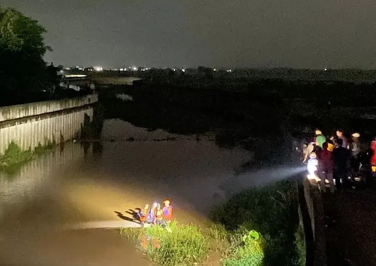 Bocah 11 tahun ditemukan tewas terhanyut di aliran sungai Beringin berhasil ditemukan / sumber : Radar Semarang. - Image