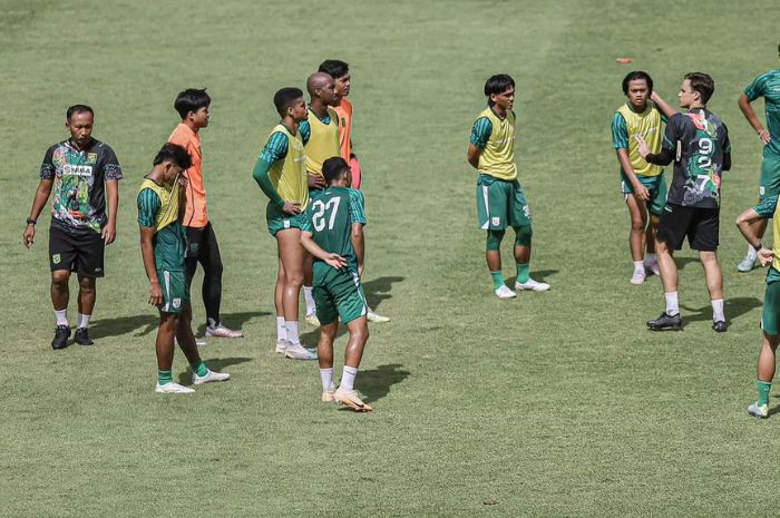 VISIONER: Paul Munster membawa metode-metode komprehensif ketika datang pertama kali melatih Persebaya Surabaya. (Persebaya) - Image