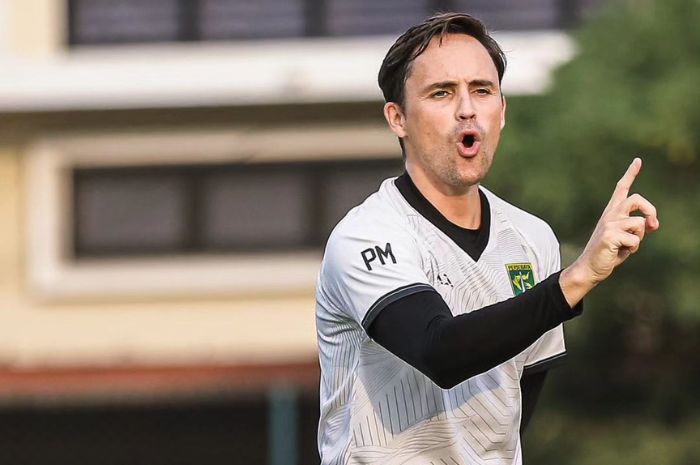 FOKUS: Paul Munster mulai fokus melatih pemahaman taktikal pemain Persebaya Surabaya jelang laga kontra PSIS Semarang. (Persebaya) - Image
