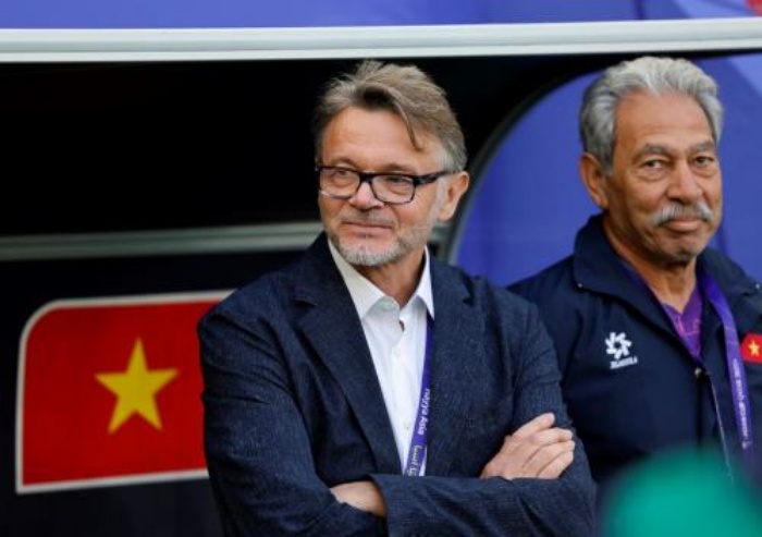 TERANCAM: Philippe Troussier (kiri) terancam dipecat sebagai pelatih kepala timnas Vietnam setelah kalah dari Indonesia 0-1 di Piala Asia 2023. (Reuters/Thaier Al-Sudani) - Image