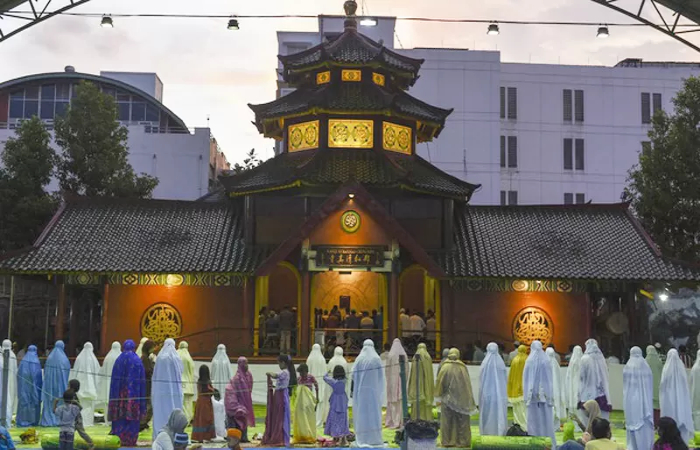 Masjid Cheng Hoo di Jalan Gading No. 2 Surabaya yang mirip bangunan kelenteng./FOTO: ANTARA/ZABUR KARURU) - Image