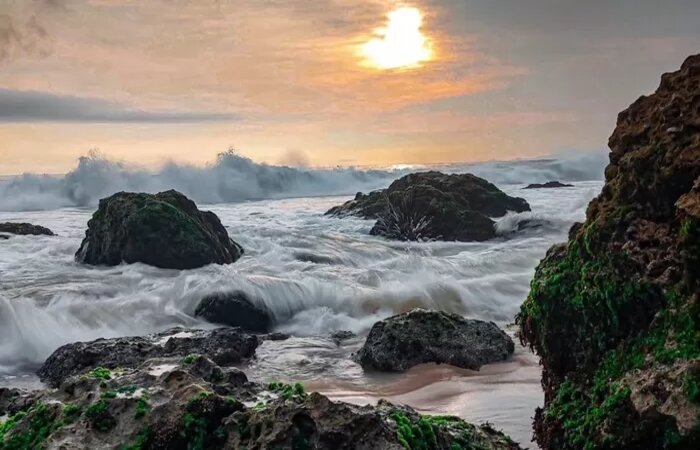 Panorama matahari tenggelam di Pantai Lumbung. (@omguf9/Instagram) - Image