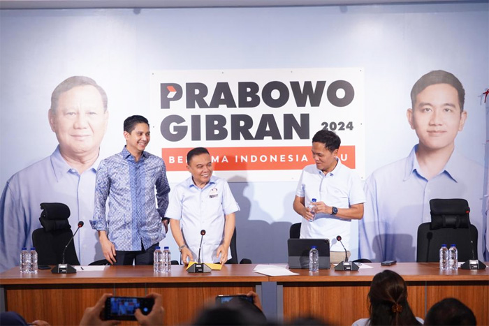 Komandan Tim Komunikasi Tim Kampanye Nasional (TKN) Prabowo-Gibran, Budisatrio Djiwandono (kiri) - Image