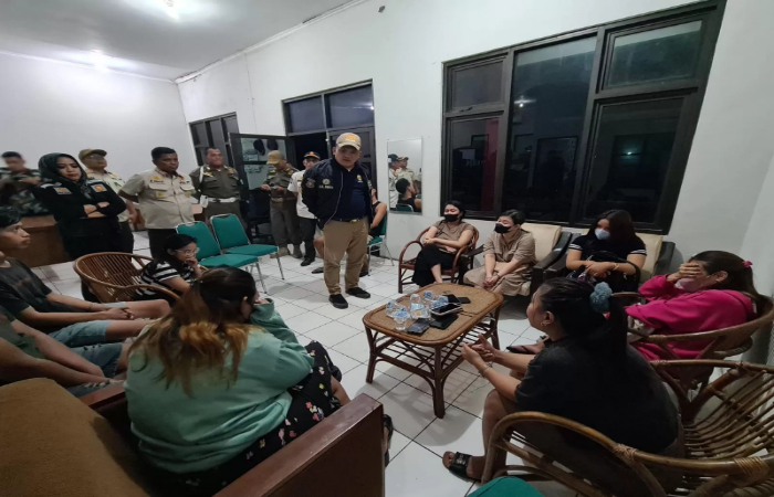 Kepala Satuan Polisi Pamong Praja (Satpol PP) Pemkab Gresik, Agustin Halomoan Sinaga mengintrogasi para PSK, Mucikari dan pengelola Homestay Lestari di Kantor Satpol PP Pemkab Gresik./ - Image