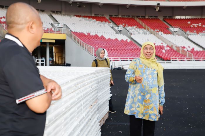 Ketua Umum PP Muslimat NU Khofifah Indar Parawansa bersama panitia mengecek kebersihan di sekitar arena Stadion GBK. - Image
