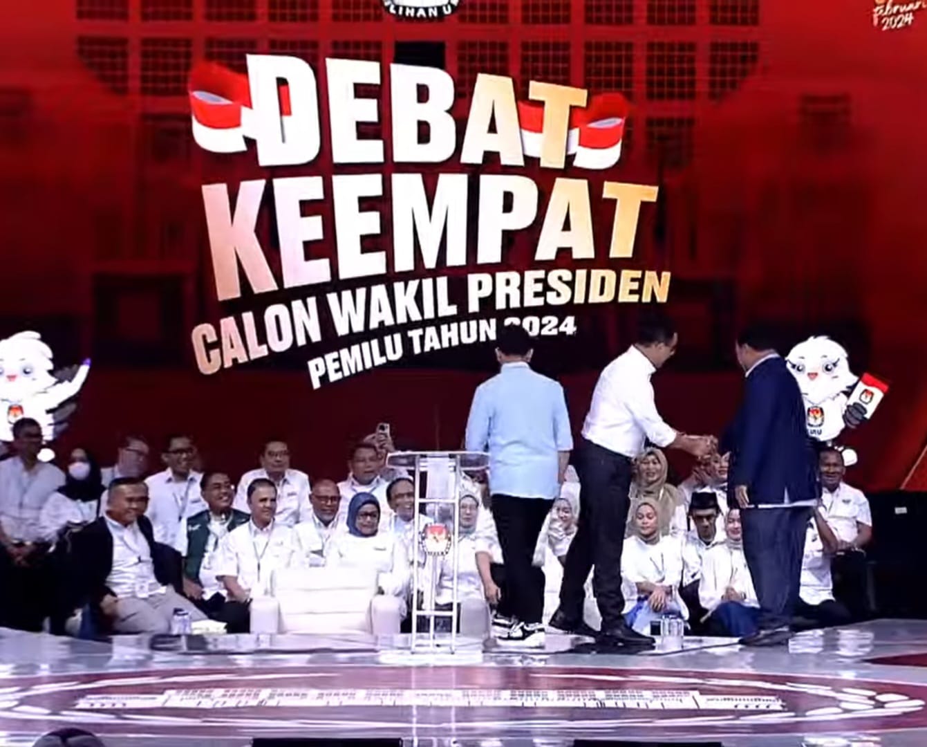 Momen bersalaman antara Anies Baswedan dengan Prabowo Subianto kembali terjadi dalam debat Pilpres 2024 yang keempat di JCC Senayan, Jakarta Pusat, Minggu (21/1). (Youtube KPU) - Image