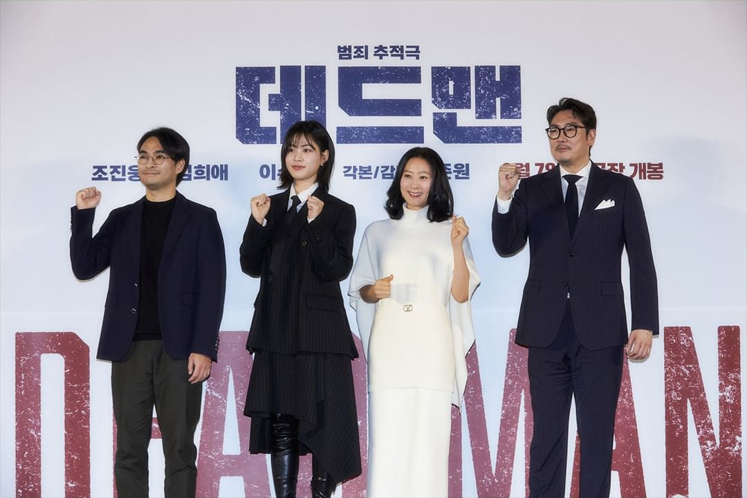 Sutradara Hah Jun Won dan para pemain Dead Man Cho Jin Woong, Kim Hee Ae, dan Lee Soo Kyung. Sumber foto: Instagram / @wavve.official - Image