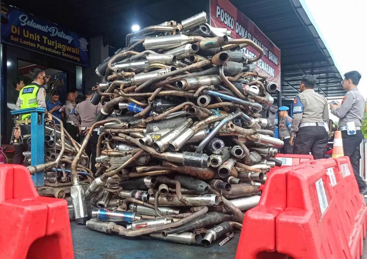 Satlantas Polrestabes Semarang telah menyita kenalpot brong sebanyak 848. - Image