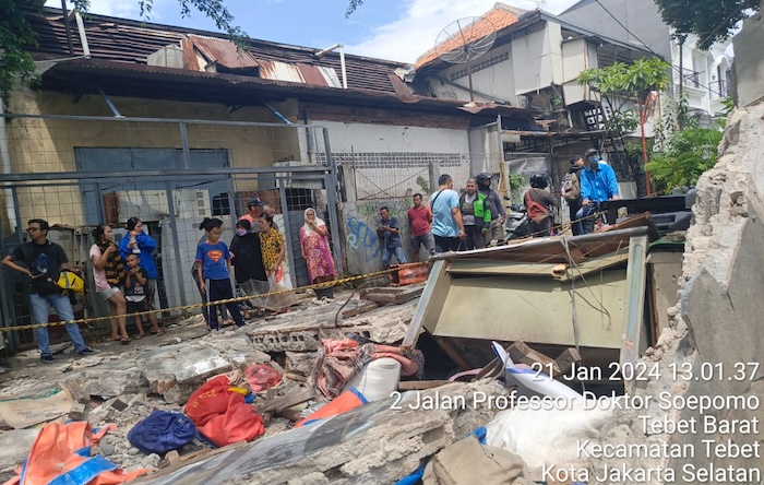 Sebuah tembok SPBU di kawasan Tebet, Jakarta Selatan dilaporkan roboh. Akibatnya, tembok tersebut menimpa warung yang di sampingnya hingga hancur dan tiga orang dinyatakan tewas karena hal tersebut. - Image
