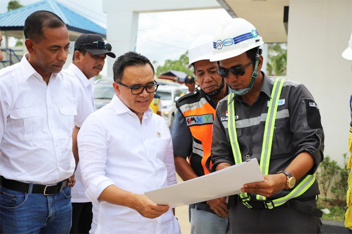 Menteri PANRB Abdullah Azwar Anas mendapat penjelasan terkait pembangunan gedung perkantoran di IKN. (Istimewa) - Image