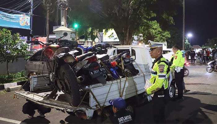 Satlantas Polres Sukabumi Kota amankan 33 motor yang menggunakan knalpot brong / sumber: Radar Sukabumi - Image