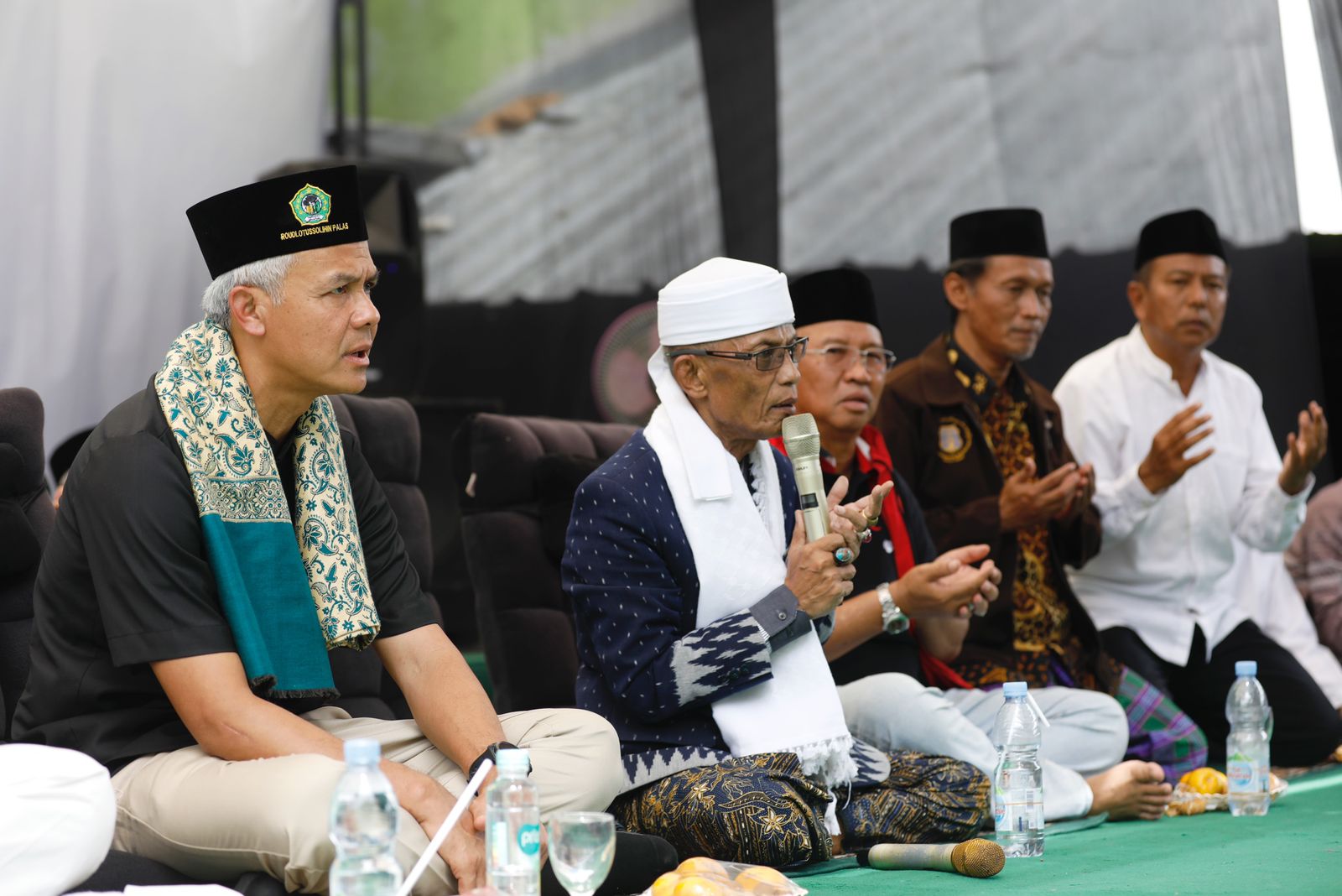 Calon Presiden nomor urut 3, Ganjar Pranowo menyambangi Pondok Pesantren Roudlotussolihin, Lampung Selatan, Senin (22/1). (Foto: TPN Ganjar-Mahfud) - Image