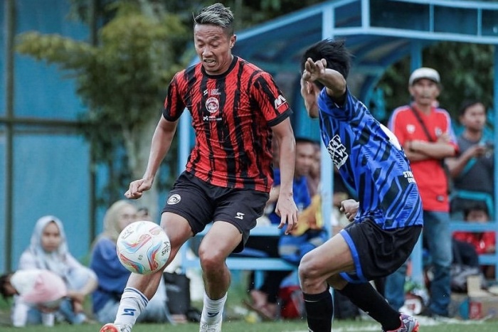 UJI COBA: Arema FC saat menggelar uji coba dengan tim lokal. Fernando Valente berharap timnya mendapatkan tim selevel selain Persis untuk beruji coba dalam persiapan kembali mengikuti Liga 1. - Image
