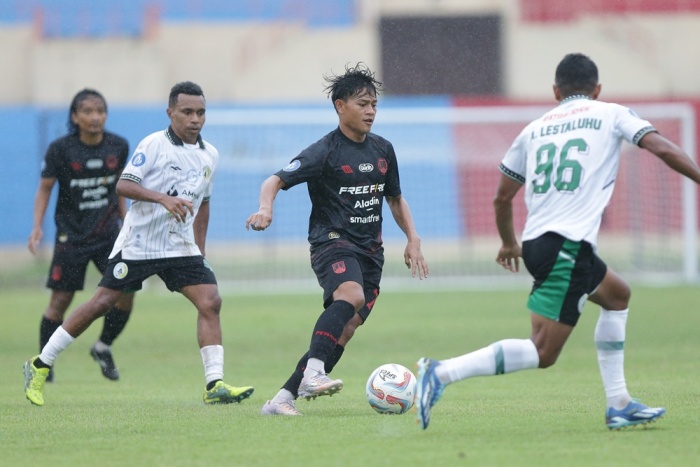 UJI COBA: Persis Solo menjalani uji coba dengan PSS Sleman di Bantul. Laskar Sambernyawa mulai optimistis menghadapi Madura United dalam lanjutan Liga 1. (Badan Liga Indonesia) - Image