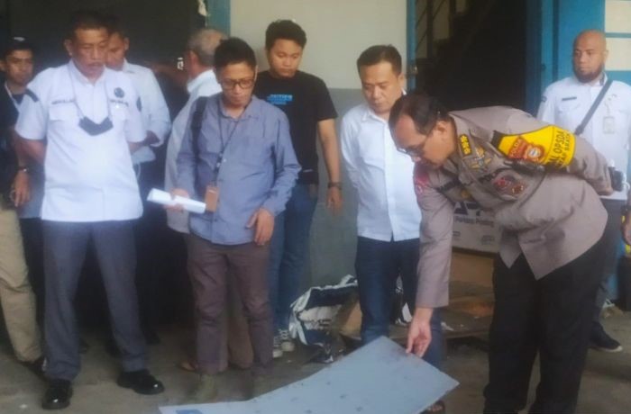 Pemusnahan 18 plat pencetakan surat suara dari total 1.118 plat yang rusak, di tempat percetakan PT Adi Perkasa, di Jalan Adipura Kota Makassar, Senin (22/1). - Image