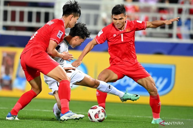 Pesepak bola Timnas Indonesia Rafael William Struick berebut bola dengan pesepak bola Vietnam Nguyen Filip dan Nguyen Thanh Binh pada laga kedua penyisihan grup D Piala Asia 2023. (ANTARA) - Image
