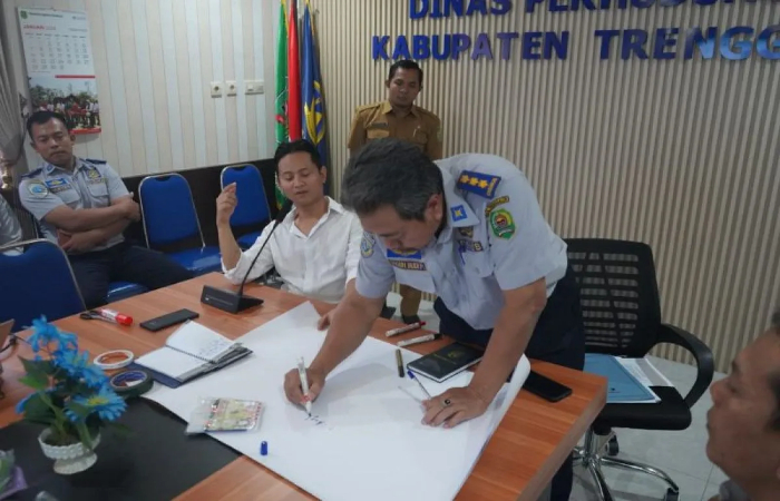 upati Trenggalek, Mochamad Nur Arifin (tengah) saat rapat bersama jajaran dinas perhubungan di kompleks pendopo Kabupaten Trenggalek, Jumat (19/1). - Image