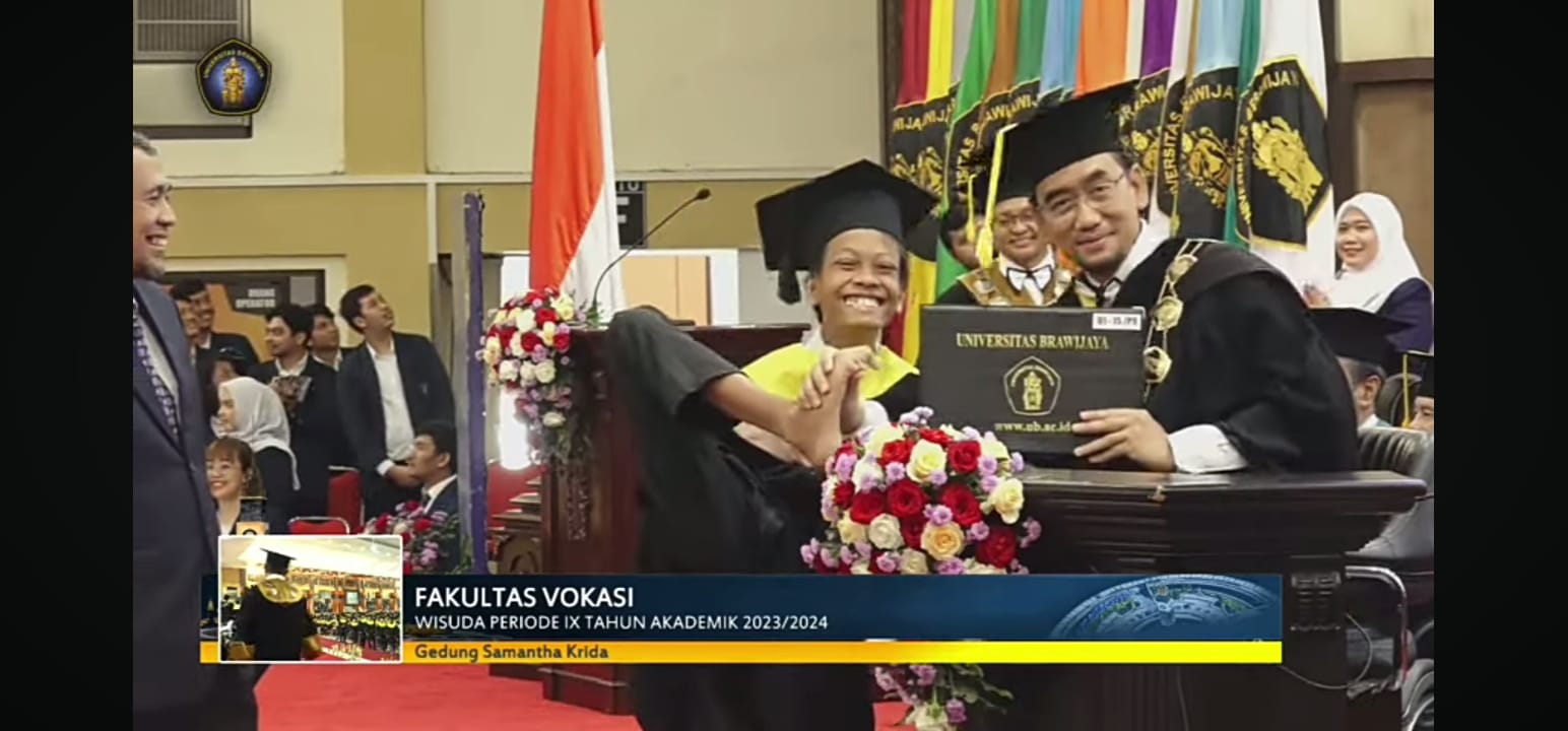 Wisudawan Universitas Brawijaya, Elo Kusuma Alfred Mandeville bersalaman dengan Rektor Universitas Brawijaya menggunakan kakinya. (YouTube Universitas Brawijaya) - Image