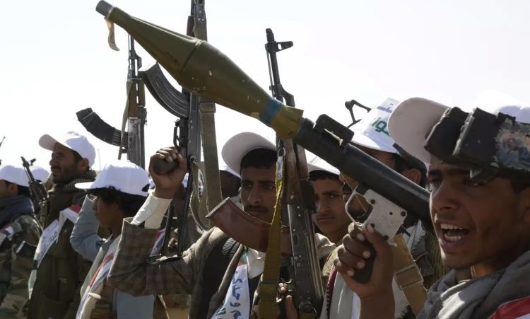 Pasukan Houthi merayakan selesainya pelatihan militer. (MEMO) - Image