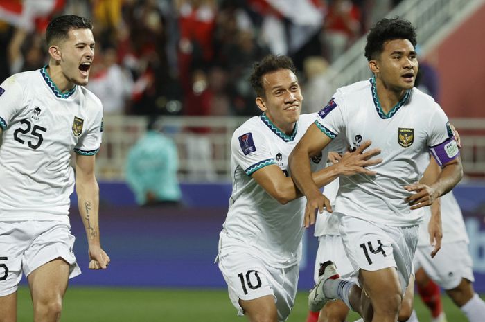 MENANTI KEAJAIBAN: Aksi selebrasi Asnawi Mangkualam ketika berhasil mencetak gol kemenangan ke gawang Vietnam. (AFC) - Image