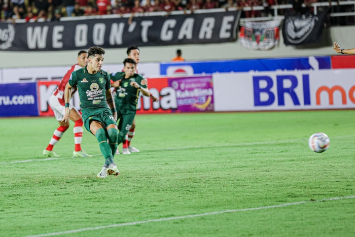 TANTANGAN BARU: Bruno Moreira menantikan peran barunya di bawah komando Paul Munster di Persebaya Surabaya. (Persebaya) - Image