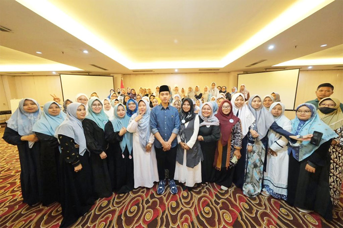 Cawapres nomor urut 2, Gibran Rakabuming Raka menghadiri kegiatan silaturahmi khafidoh dengan para Bu Nyai khos dan Nawaning se-Nusantara, di Megaland Hotel, Purwosari, Solo, Selasa 23 Januari 2024. - Image